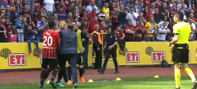 Eskişehirspor Teknik Direktörü Yılmaz Vural, Oyuncusunun Boğazını Sıktı