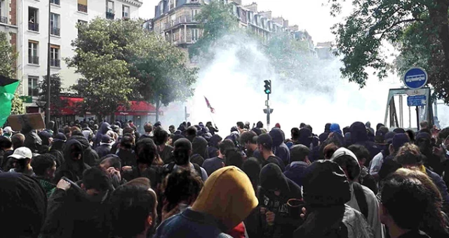 Fransa'da <a class='keyword-sd' href='/hukumet/' title='Hükümet'>Hükümet</a> Karşıtları Polisle Çatıştı: 51 Gözaltı
