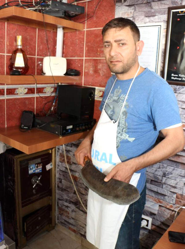 Garson Diye İşe Aldığı Genç Suç Makinesi Çıktı, Hırsızlık Anları Kameraya Yansıdı Garson Diye İşe Aldığı Genç, İş Yerini Soydu, Hırsızlık Anları Kameraya Yansıdı