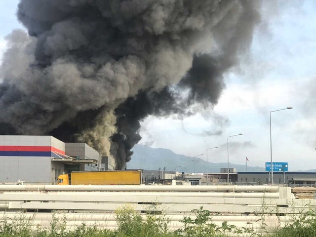 Sakarya'da Mobilya Fabrikası Alev Alev Yandı