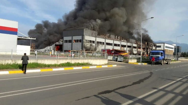Sakarya'da Mobilya Fabrikası Alev Alev Yandı