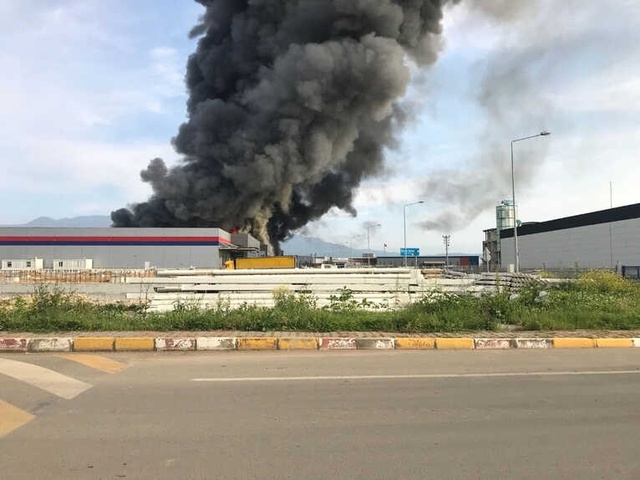 Sakarya'da Mobilya Fabrikası Alev Alev Yandı