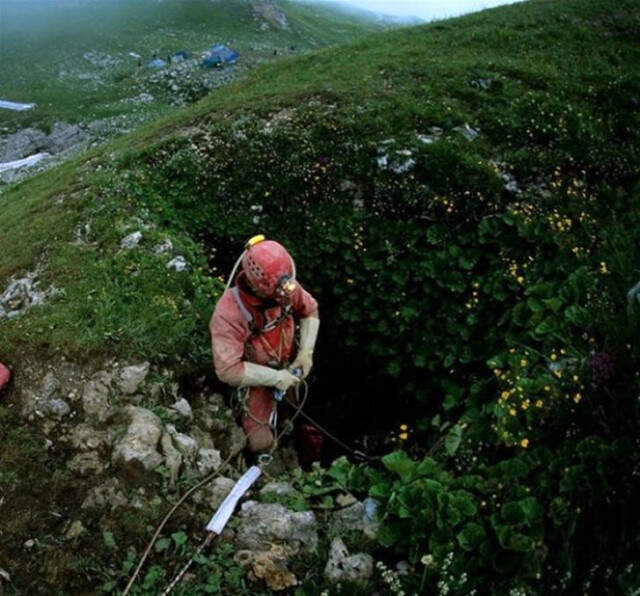 Rusya'nın Dünyanın En Derin Mağarasına İnmesi Tam 1 Hafta Sürdü