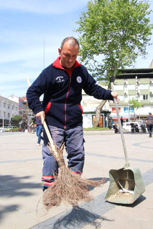 Temizlik İşçisi Yerde Bulduğu Altın ve Para Dolu Çantayı Polise Teslim Etti
