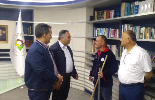 Temizlik İşçisi Yerde Bulduğu Altın ve Para Dolu Çantayı Polise Teslim Etti