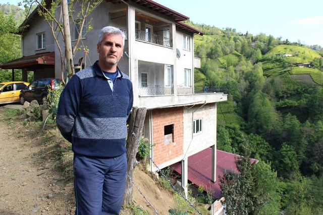 Rize İşi Mimari! Arazisi Elverişsiz Olunca Çatının Üzerine Ev Yaptı