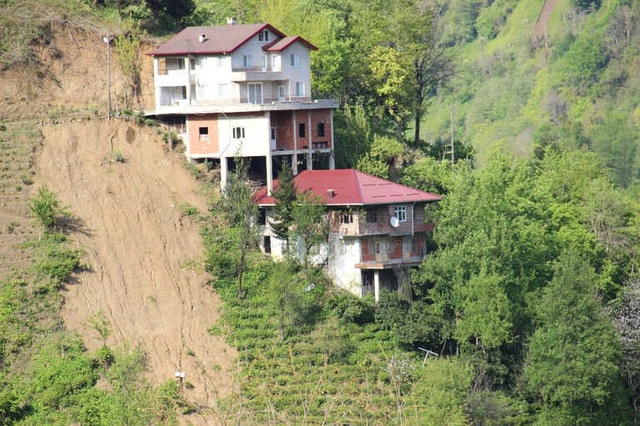 Rize İşi Mimari! Arazisi Elverişsiz Olunca Çatının Üzerine Ev Yaptı