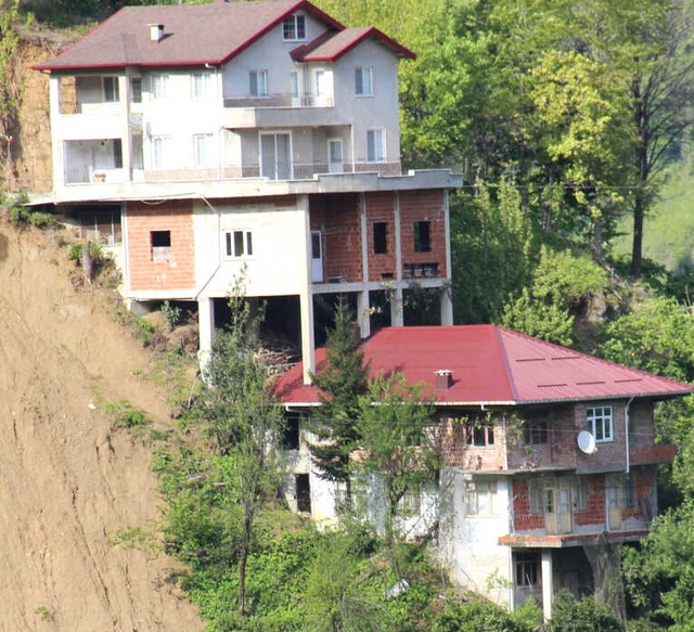 Rize İşi Mimari! Arazisi Elverişsiz Olunca Çatının Üzerine Ev Yaptı