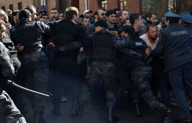 Ermenistan'da Protestolar Durulmuyor! Göstericiler Parlamentoyu Abluka Altına Aldı