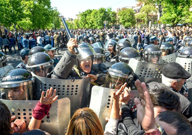 Ermenistan'da Protestolar Durulmuyor! Göstericiler Parlamentoyu Abluka Altına Aldı