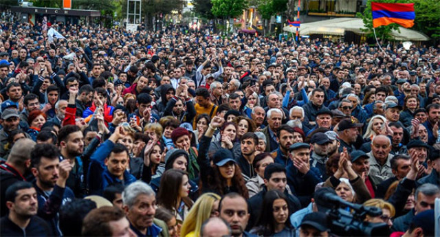 Ermenistan'da Protestolar Durulmuyor! Göstericiler Parlamentoyu Abluka Altına Aldı