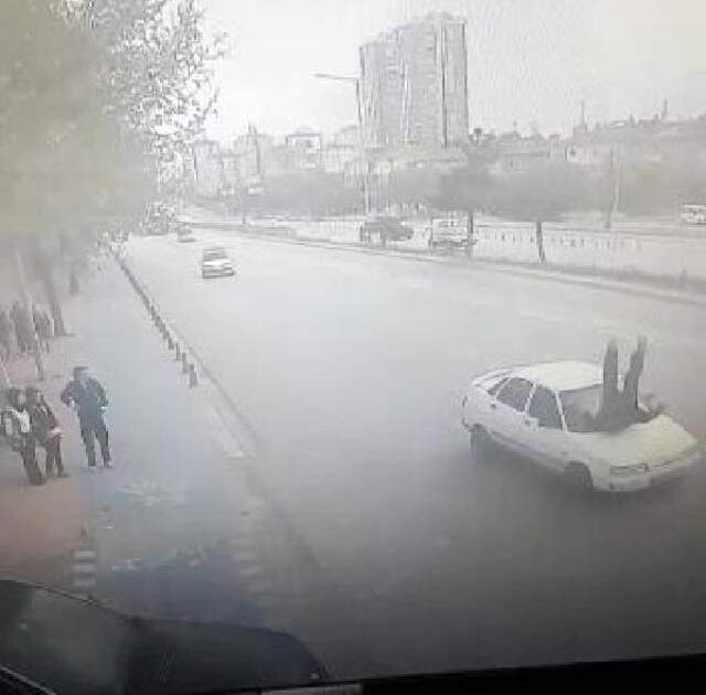 Otomobil, Valiye Selam Veren Polise Çarparak Havaya Savurdu! O Anlar Kameraya Yansıdı