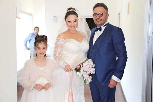 Apar Topar Evlenen Güzel Oyuncu Derya Şen'in Göbeğini Gören 