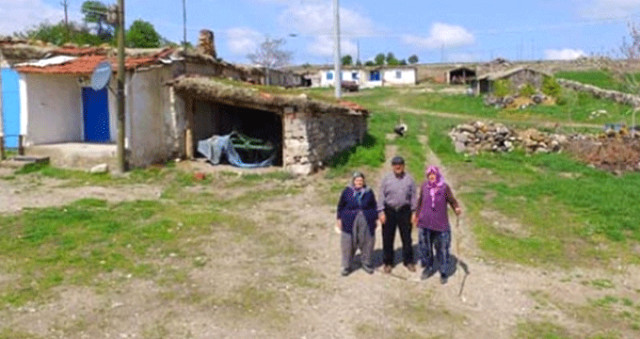 Bu Köyde Sadece 3 Kişi Yaşıyor! Muhtarın Seçimde Tek Rakibi Eşi