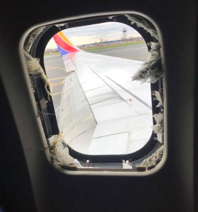 Camı Kırılan Yolcu Uçağı Acil İniş Yaptı, 1 Yolcu Hayatını Kaybetti