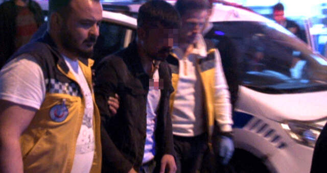 Kadıköy Barlar Sokağında Silahlı Kavga: 2 Yaralı Kadıköy Barlar Sokağı'nda Çıkan <a class='keyword-sd' href='/kavga/' title='Kavga'>Kavga</a> Kanlı Bitti: 2 Yaralı