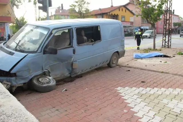 Kaza Yerinde Babasının Öldüğünü Gören Genç Haykırdı: Baba Kalkacaksın