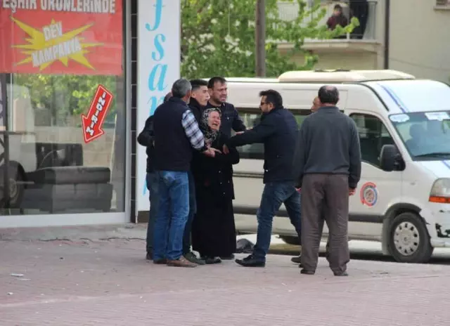 Kaza Yerinde Babasının Öldüğünü Gören Genç Haykırdı: Baba Kalkacaksın