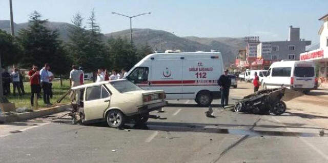 Kazada İkiye Bölünen Otomobilden Emniyet Kemeri Sayesinde Hafif Sıyrıklarla Kurtuldular Kazada İkiye Bölünen Otomobilden Emniyet Kemeri Sayesinde Hafif Sıyrıklarla Kurtuldular
