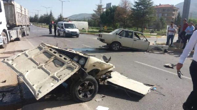 Kazada İkiye Bölünen Otomobilden Emniyet Kemeri Sayesinde Hafif Sıyrıklarla Kurtuldular Kazada İkiye Bölünen Otomobilden Emniyet Kemeri Sayesinde Hafif Sıyrıklarla Kurtuldular