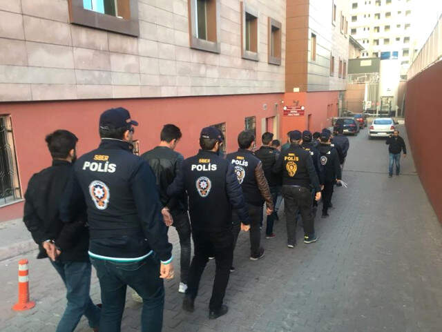 Sahte Banka İnternet Siteleri Üzerinden Dolandırıcılık Sahte <a class='keyword-sd' href='/banka/' title='Banka'>Banka</a> Siteleri Kurup Vatandaşın Hesaplarını Boşaltan Çeteye Operasyon: 17 Gözaltı