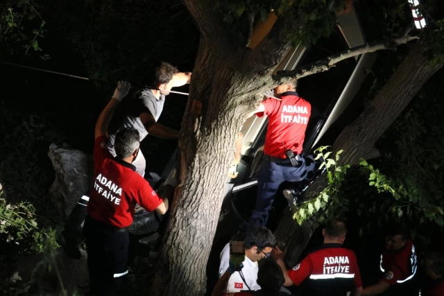 Şarampole Uçan Otomobil Ağaçta Asılı Kaldı: 4 Yaralı