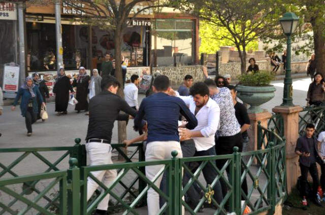 7 Kişi 2 Kişiye Saldırdı! Gençlerin Sokaktaki Kavgasını Kadınlar Ayırdı 7 Kişi 2 Kişiye Saldırdı! Gençlerin Sokaktaki Kavgasını Kadınlar Ayırdı
