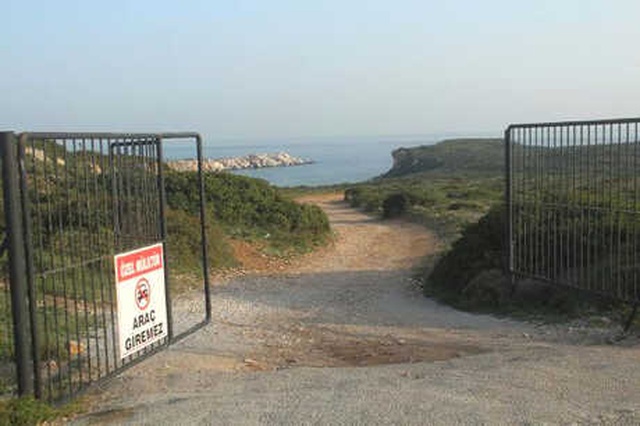 Turistik Akvaryum Koyu'na Yaptığı Kapıya Kilit Vurdu! Anne ve Çocuğu Mahsur Kaldı