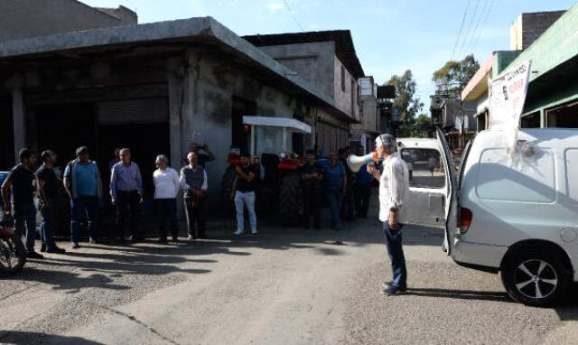 Dolandırıcının Kimliğini Pankart Yapıp Kamyonetle Sokak Sokak Dolaştı Alacaklısının Kimliğini Pankart Yapıp Kamyonetle Sokak Sokak Dolaştı