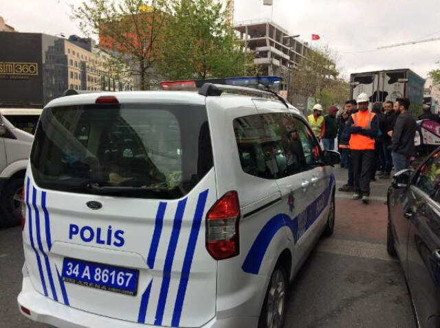 El Freni Çekilmeyen Kamyon 10 Kişinin Arasına Daldı! Ölümden Döndükleri Anlar Kamerada