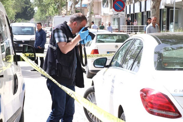 İş Adamı, Lüks Aracının İçinde Alacaklısı Tarafından Kurşuna Dizildi