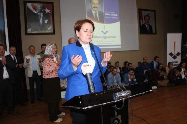 Meral Akşener Ağabeyi İçin Düzenlenen Anma Töreninde Gözyaşlarını Tutamadı