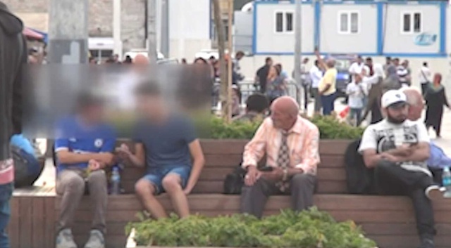Taksim'de Genç Erkeklere Para Karşılığında Görüşmek İsteyen Yaşlı Sapık Yakalandı