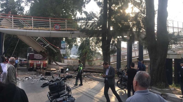 Faciadan Dönüldü! Vinç Üst Geçidi Devirdi, Metro Seferleri Durdu