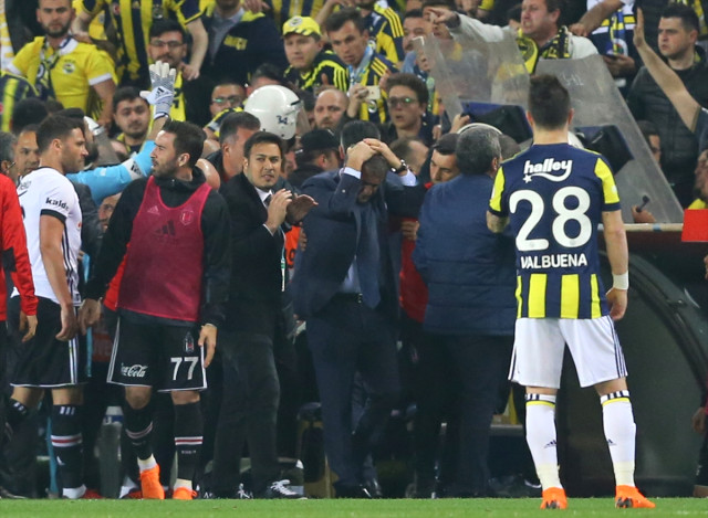 Fenerbahçe-Beşiktaş Derbisi Çıkan Olaylar Nedeniyle Tatil Edildi