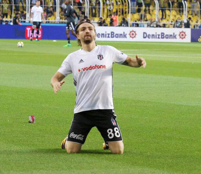 Fenerbahçe Taraftarından Caner Erkin ve Gökhan Gönül'e Tepki Fenerbahçe Taraftarından Caner Erkin ve Gökhan Gönül'e Tepki