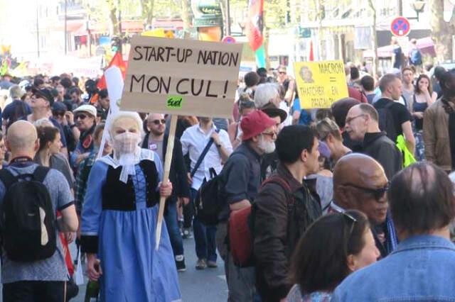 Fransa'da Hükümetin Politikalarını Protesto İçin On Binlerce Kişi Sokaklara Döküldü