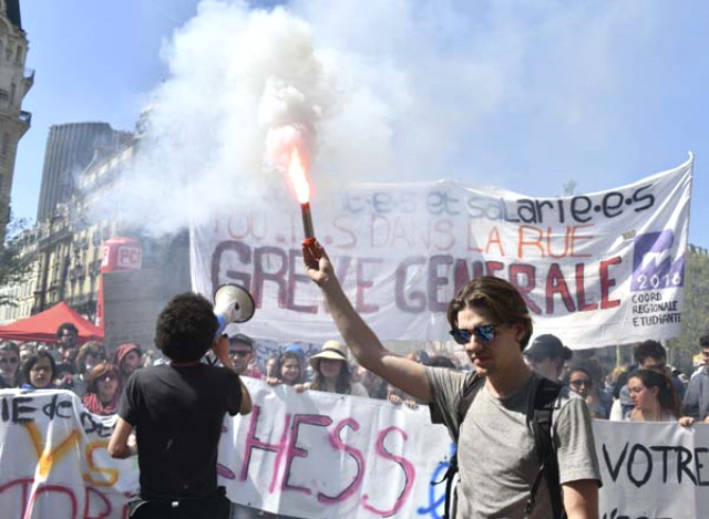  <a class='keyword-sd' href='/fransa/' title='Fransa'>Fransa</a>'da Hükümetin Politikalarını Protesto İçin On Binlerce Kişi Sokaklara Döküldü