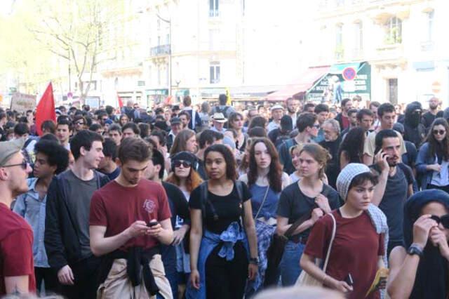 Fransa'da Hükümetin Politikalarını Protesto İçin On Binlerce Kişi Sokaklara Döküldü