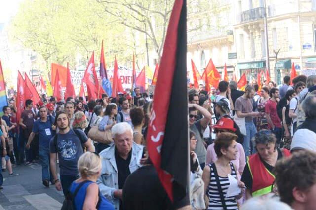 Fransa'da Hükümetin Politikalarını Protesto İçin On Binlerce Kişi Sokaklara Döküldü