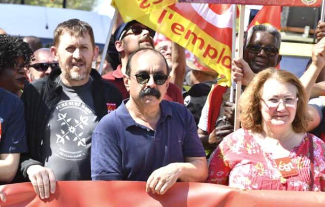 Fransa'da Hükümetin Politikalarını Protesto İçin On Binlerce Kişi Sokaklara Döküldü