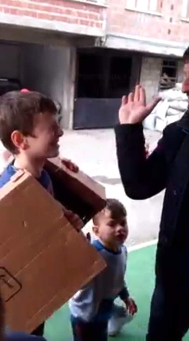 Korkunç Pazarlık! Çocuklara <a class='keyword-sd' href='/tokat/' title='Tokat'>Tokat</a> Atma Karşılığında Dondurma Veriyor