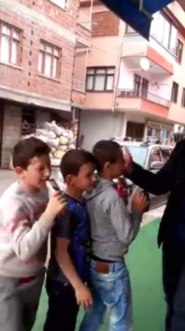 Korkunç Pazarlık! Çocuklara Tokat Atma Karşılığında Dondurma Veriyor