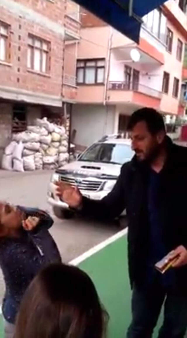 Korkunç Pazarlık! Çocuklara Tokat Atma Karşılığında Dondurma Veriyor
