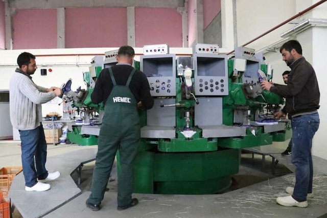 Lastik Ayakkabı Satarken Fabrikatör Oldular