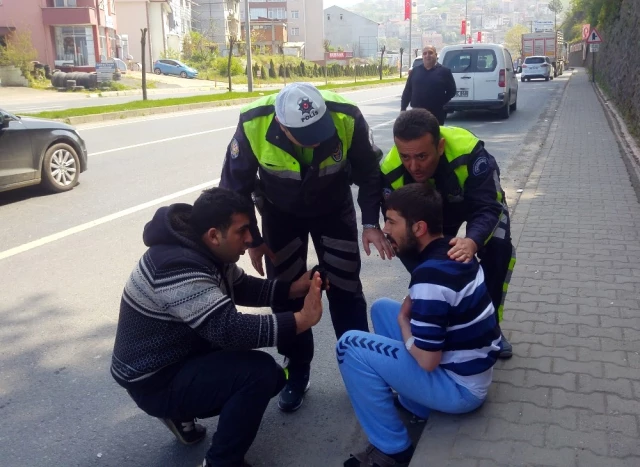TIR'ın Çarptığı Genç Ambulanstan Kaçınca Polis Tarafından Kelepçe Takılarak Sakinleştirildi