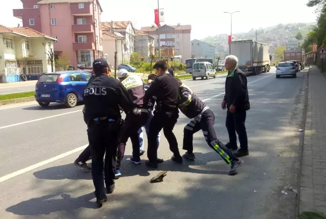 TIR'ın Çarptığı Genç Ambulanstan Kaçınca Polis Tarafından Kelepçe Takılarak Sakinleştirildi