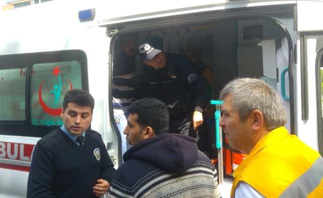 TIR'ın Çarptığı Genç Ambulanstan Kaçınca Polis Tarafından Kelepçe Takılarak Sakinleştirildi