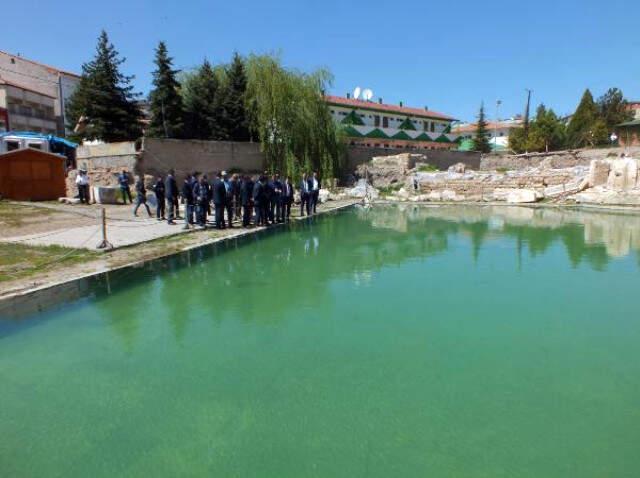 Vali, 2 Bin Yıllık Hamamın Tanıtımı İçin Mayosunu Giyip Havuza Girdi