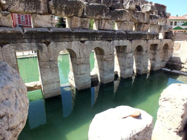 Vali, 2 Bin Yıllık Hamamın Tanıtımı İçin Mayosunu Giyip Havuza Girdi